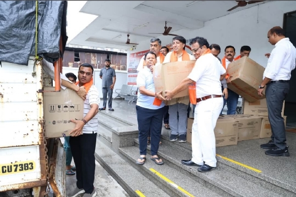 सूरत भाजपा कार्यालय से राहत किट रवाना करते कार्यकर्ता सूरत भाजपा कार्यालय से राहत किट रवाना करते कार्यकर्ता
