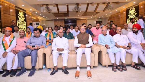 लखनऊ में कार्यकर्ताओं के साथ मन की बात सुनते उप मुख्यमंत्री ब्रजेश पाठक लखनऊ में कार्यकर्ताओं के साथ मन की बात सुनते उप मुख्यमंत्री ब्रजेश पाठक