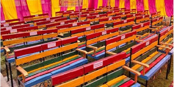 प्लास्टिक के कचरे से तैयार किये गए बैंच-डेस्क की फाइल फोटो प्लास्टिक के कचरे से तैयार किये गए बैंच-डेस्क की फाइल फोटो