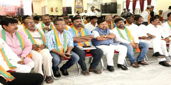 मन की बात सुनते भाजपा के राष्ट्रीय अध्यक्ष और अन्य मन की बात सुनते भाजपा के राष्ट्रीय अध्यक्ष और अन्य