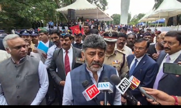 सीएम डी.के. शिवकुमार ने बेंगलुरु में मीडिया से बात की.
