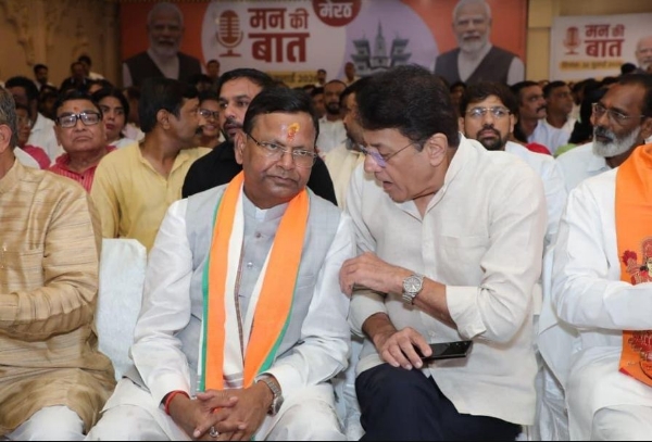 मेरठ में मन की बात सुनते प्रदेश अध्यक्ष पंकज चौधरी मेरठ में मन की बात सुनते प्रदेश अध्यक्ष पंकज चौधरी