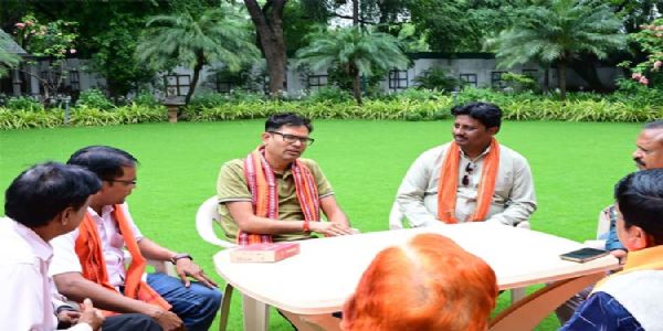 रायगढ़ के अधिवक्ताओं ने वित्त मंत्री ओपी चौधरी से की आत्मीय मुलाकात