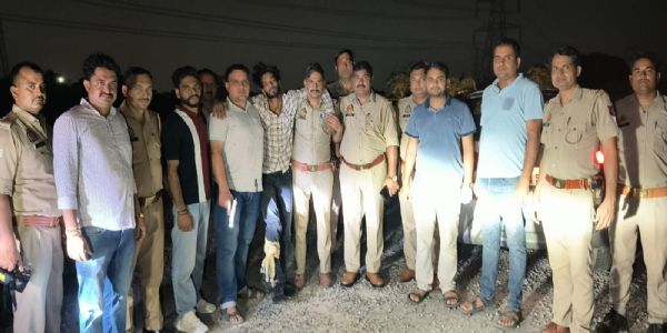 पुलिस मुठभेड़ मे दो शातिर लुटेरे गिरफ्तार, एक के पैर में लगी गोली