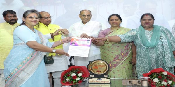 सीएसजेएमयू में वितरित हुए मुख्यमंत्री शिक्षक कैशलेस चिकित्सा योजना के कार्ड