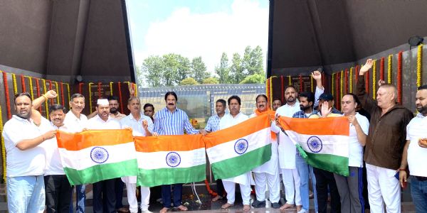 कारगिल विजय दिवस पर कांग्रेस ने बलिदान स्तंभ पर शहीदों को दी श्रद्धांजलि