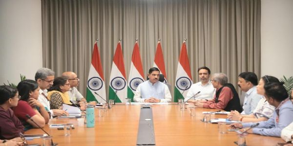 पदभार संभालते ही एक्शन में शिक्षा मंत्री प्रह्लाद जोशी, मंत्रालय के वरिष्ठ अधिकारियों के साथ पहली समीक्षा बैठक