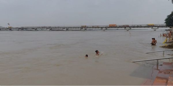 फर्रुखाबाद में चेतावनी बिंदु के समीप पहुंचा गंगा नदी का जल स्तर, डूबे पांचाल घाट के हिस्से