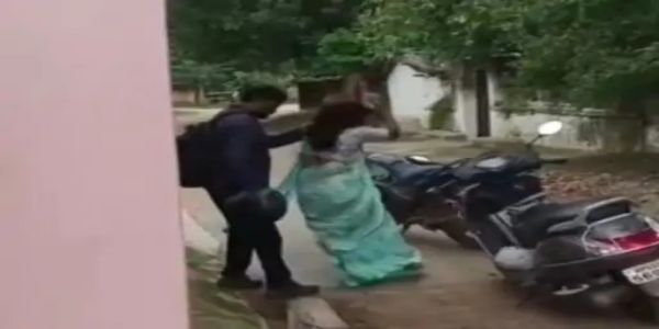 अनूपपुर: पति ने बीच सड़क पत्नी को पीटा, महिला के सिर में चोट, आरोपी पति फरार