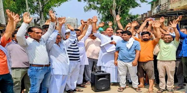 पानीपत: रेलवे अंडरपास में हो रही देरी से गुस्साए ग्रामीणों ने किया प्रदर्शन