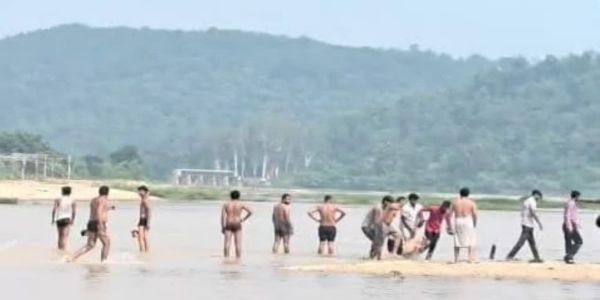रीमिक्स फॉल में बड़ा हादसा टला: तेज बहाव में डूब रहे दो युवकों को गौतखोरों ने बचाया
