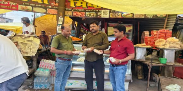 खुले में बिक रहे खाजा पर खाद्य विभाग का शिकंजा, चार नमूने लिए