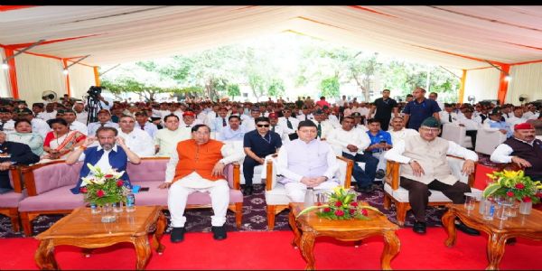 मुख्यमंत्री धामी ने पूर्व सैनिकों के साथ सुना प्रधानमंत्री का 