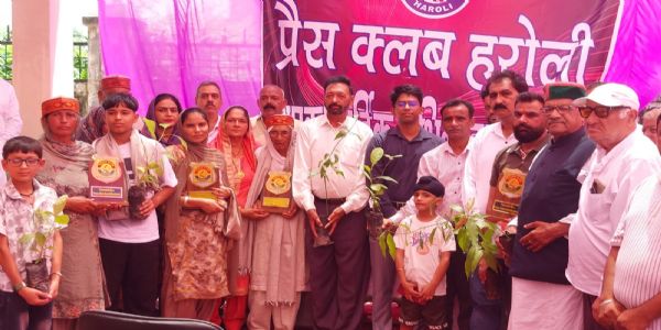 प्रेस क्लब ने दी शहीदों को श्रद्धांजलि, परिजनों को किया सम्मानित