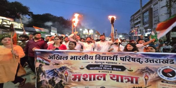 कारगिल विजय दिवस पर एबीवीपी ने निकाली मशाल यात्रा, बलिदानियों को दी श्रद्धांजलि