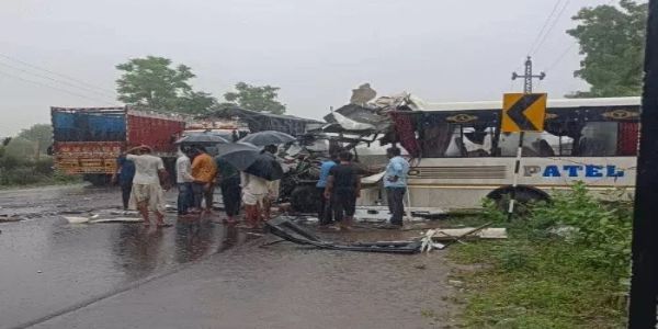 निजी बस और ट्रक की भीषण टक्कर में सरकारी शिक्षक व बस कंडक्टर की मौत, 10 यात्री घायल
