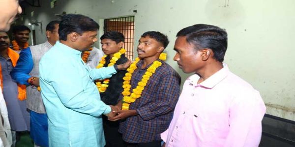 नीट में सफल दंतेवाड़ा के 24 विद्यार्थियों काे मंत्री केदार कश्यप ने भेंट किए टैबलेट