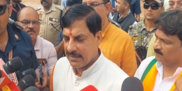 पुलिस लाइन हेलीपैड पर पत्रकारों से वार्ता करते मप्र मुख्यमंत्री डॉ. मोहन यादव पुलिस लाइन हेलीपैड पर पत्रकारों से वार्ता करते मप्र मुख्यमंत्री डॉ. मोहन यादव