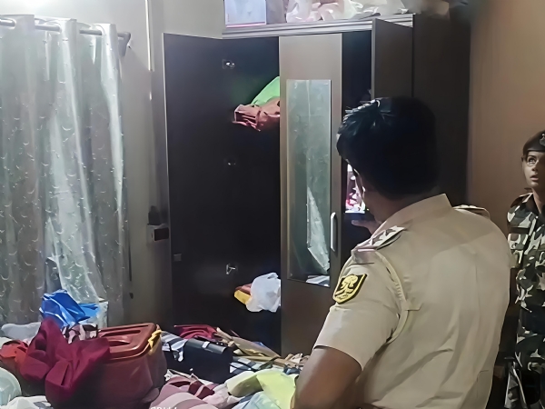 लाइनपारा में दिनदहाड़े लाखों की चोरी, ताला तोड़कर आभूषण व नगदी ले उड़े चोर लाइनपारा में दिनदहाड़े लाखों की चोरी, ताला तोड़कर आभूषण व नगदी ले उड़े चोर