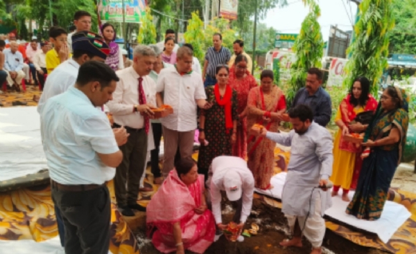 भूमि पूजन करते हुए पालिकाध्यक्ष भूमि पूजन करते हुए पालिकाध्यक्ष