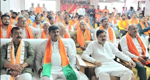प्रधानमंत्री के मन की बात सुनते प्रदेश महामंत्री संगठन धर्मपाल सिंह प्रधानमंत्री के मन की बात सुनते प्रदेश महामंत्री संगठन धर्मपाल सिंह
