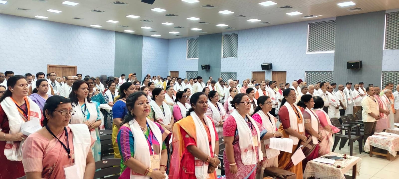 बैठक की तस्वीर बैठक की तस्वीर