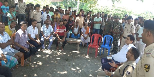 अररिया फोटो:ग्रामीणों के साथ बॉर्डर पर डीएम एसपी संवाद करते
