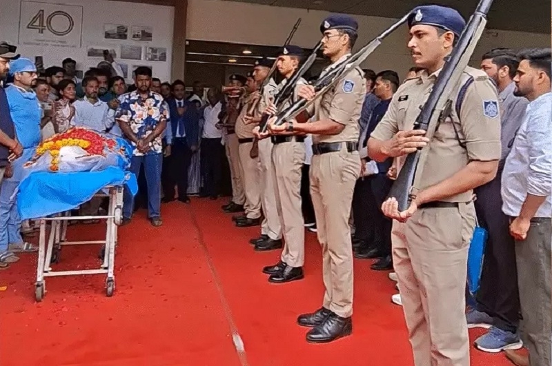 अंगदान के बाद गौरव के पार्थिव शरीर को गार्ड आफ आनर देते हुए अंगदान के बाद गौरव के पार्थिव शरीर को गार्ड आफ आनर देते हुए