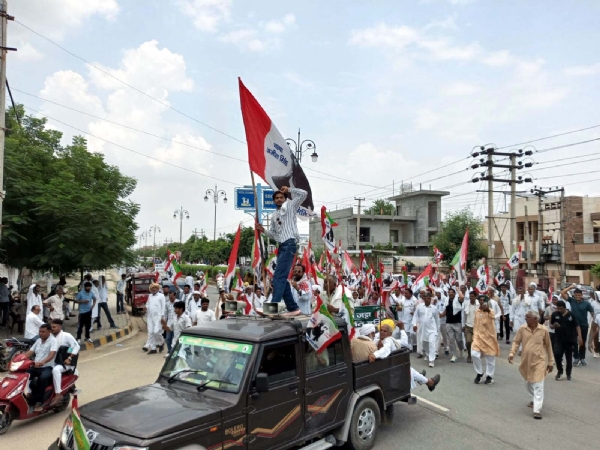 प्रदर्शन करके लघु सचिवालय पहुंचते किसान।