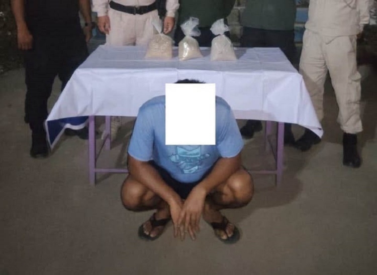 Image of the Arrested Accused with Brown Sugar Worth 2.5 kg. Image of the Arrested Accused with Brown Sugar Worth 2.5 kg.