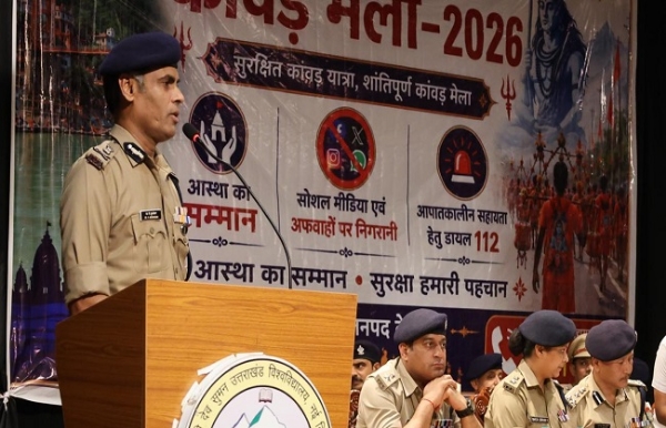 अपर पुलिस महानिदेशक (अपराध एवं कानून व्यवस्था) डॉ. वी. मुरुगेशन बीफ्रिंग करते हुए।
