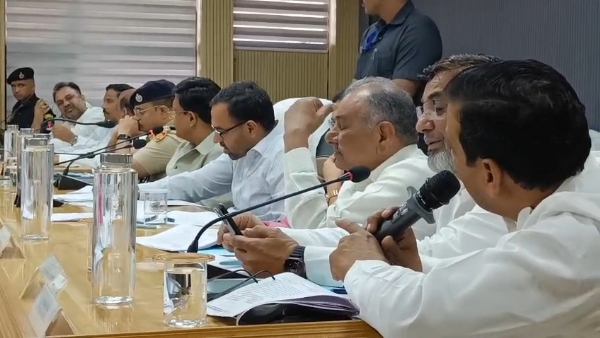 कांग्रेस विधायक मामन खान और भाजपा नेता एवं पूर्व विधायक नसीम अहमद के बीच तीखी बहस हो गई।