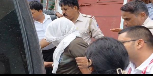 आरोपी को लेकर जाती पुलिस आरोपी को लेकर जाती पुलिस