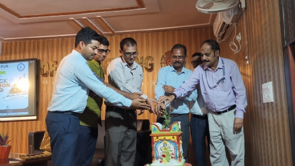उद्घाटन करते अतिथि