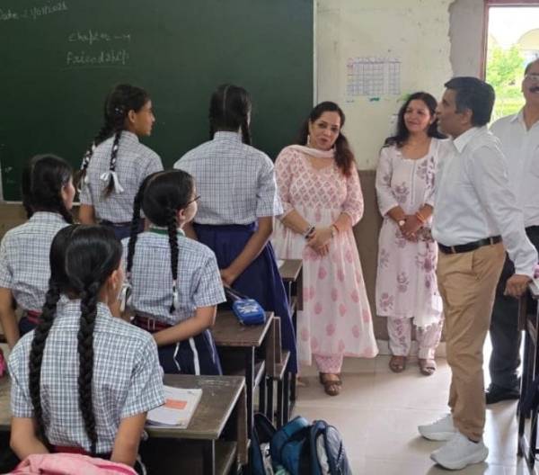 हरियाणा के शिक्षा मंत्री पंचकूला स्कूल का दाैरा करते हुए