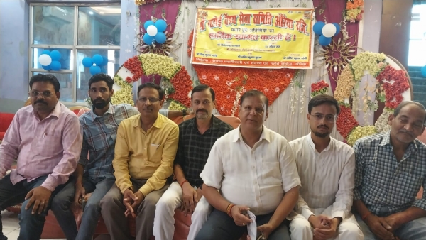 फोटो। कार्यक्रम के बारे में जानकारी देते हुए संस्था के पदाधिकारी