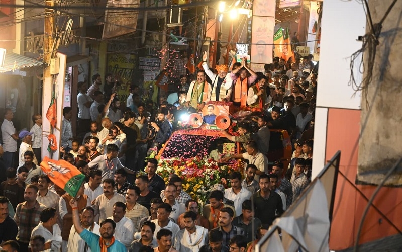 मुख्यमंत्री डॉ. यादव ने दतिया में दो स्थानों पर रोड शो कर मांगा जनता का आशीर्वाद