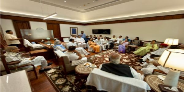 राज्यसभा में नेता प्रतिपक्ष मल्लिकार्जुन खरगे के दफ्तर में इंडिया गठबंधन के नेताओं की बैठक, जिसमें राहुल गांधी समेत कई वरिष्ठ नेता मौजूद रहे।
