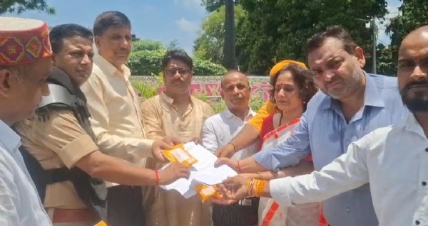 ज्ञापन देने जाता प्रतिनिधिमंडल
