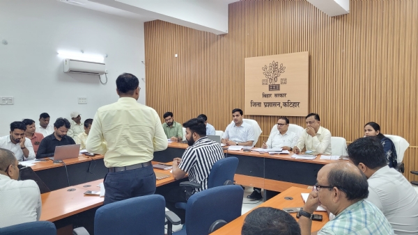 बैठक करते हुए अधिकारी