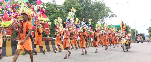 मुरादाबाद-हरिद्वार रोड पर हरिद्वार से कांवड़ लेकर आते शिवभक्त।