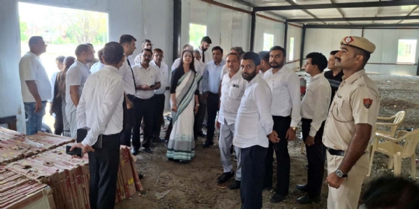 निरीक्षण करते सैशन जज अलका मलिक।