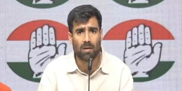 कांग्रेस मुख्यालय में पत्रकार वार्ता करते एनएसयूआई अध्यक्ष विनोद जाखड़।