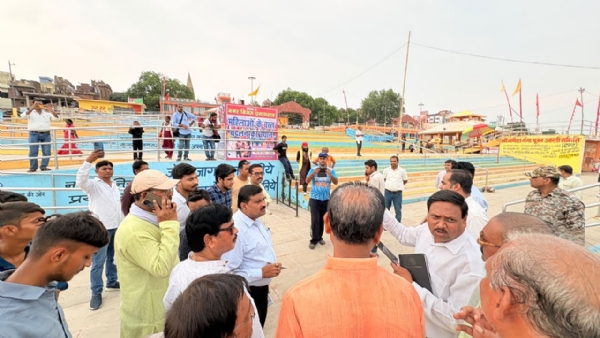 महापौर गणेश केसरवानी श्रद्धालुओं के आवागमन मार्ग की स्थिति देखते हुए