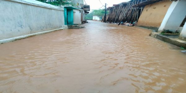 झमाझम बारिश से जनजीवन प्रभावित, किसानों के चेहरे खिले
