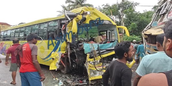 चंद्रकोणा में बस और लॉरी की आमने-सामने टक्कर, कई यात्री घायल