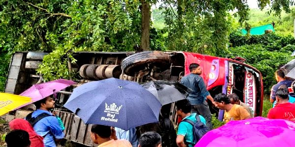 खड़गपुर में राष्ट्रीय राजमार्ग पर यात्री बस पलटी, कई यात्री घायल
