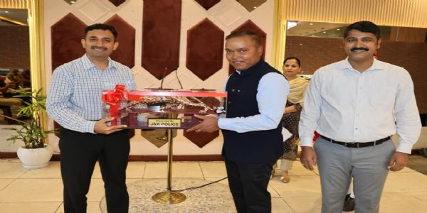 आईजीपी भीम सेन तुती ने बीएसएफ जम्मू फ्रंटियर के निवर्तमान आईजी शशांक आनंद को उनके तबादले पर हार्दिक विदाई दी