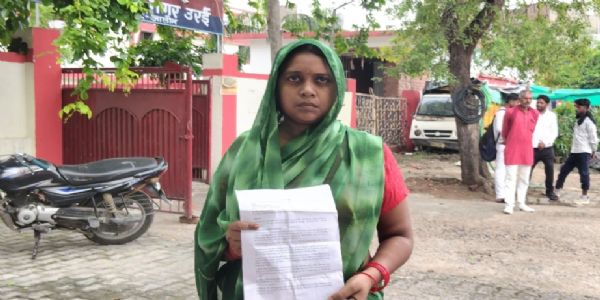 भूमाफिया की प्रताड़ना से युवक ने खाया जहर, पत्नी ने एसपी से लगाई न्याय की गुहार