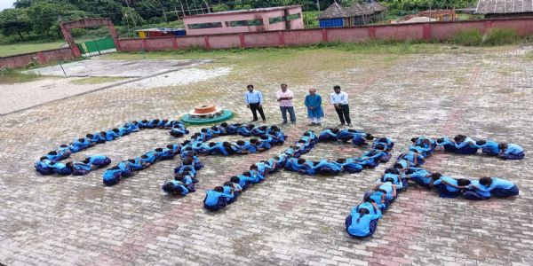 मानव श्रृंखला बनाकर सीआरपीएफ स्थापना दिवस पर जवानों को दी गई बधाई